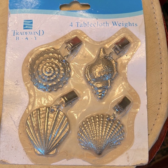 4 Sets Unique Picknick Tabletop Weights Heavy. To clip on edges to safely secure - Picture 2 of 3